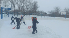 В школе была проведена работа по уборке выпавшего за несколько дней снега.